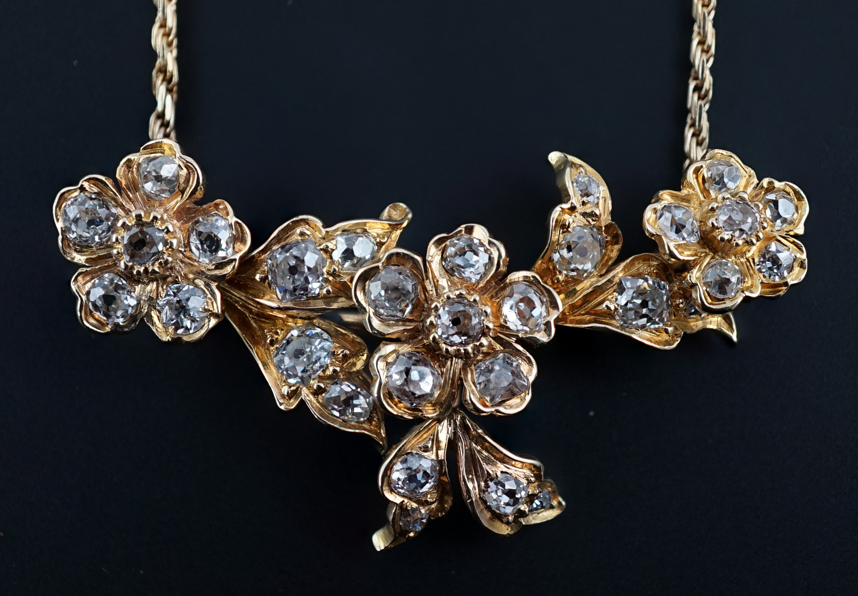 An 18ct gold and diamond cluster set pendant necklace